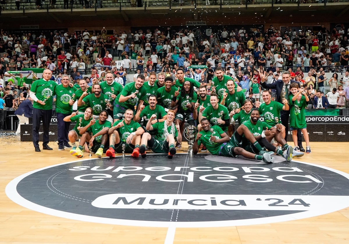 La plantilla del Unicaja al completo posa tras ganar la Supercopa Endesa.