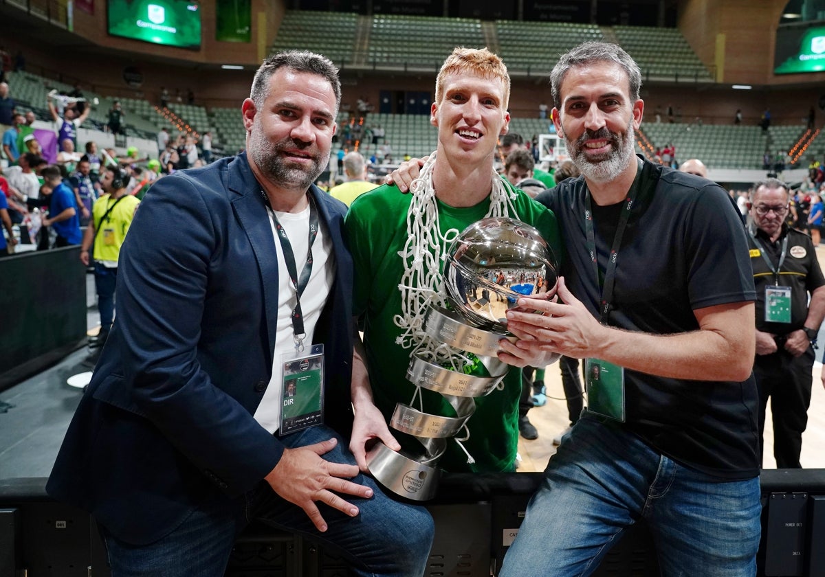 Alberto Díaz, con la Supercopa, junto a Carlos Cabezas y Berni Rodríguez en Murcia.