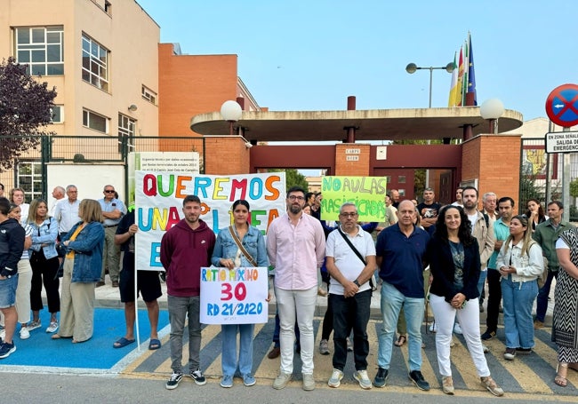 Mari Carmen Trigo, Daniel Gómez y Antonio Romero, entre otros, a las puertas del centro.