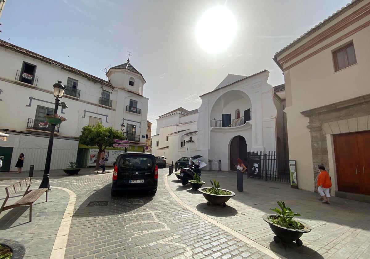 Imagen de una calle del centro histórico de Vélez-Málaga, junto al convento de San Francisco.