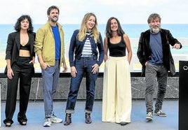 Marina Guerola, Julián López, Pilar Palomero (directora), Patricia López Arnaiz y Antonio de la Torre, ayer en San Sebastián.