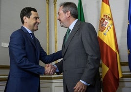 Juanma Moreno saluda a Juan Espadas en el inicio de su encuentro.