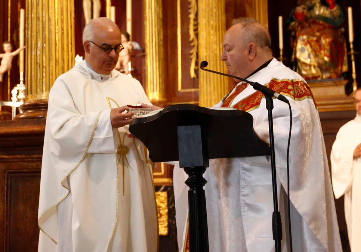 A la izquierda, el nuevo párroco de San Pedro y Santiago, Francisco Aurioles.