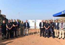 Profesionales de la extinción de incendios y responsables políticos, en el acto de colocación de la primera piedra del nuevo Parque de Bomberos de Rincón de la Victoria.