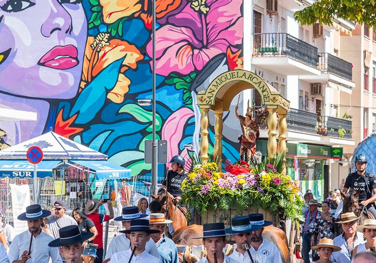 San Miguel Arcángel, a su paso por la plaza Vicente Aleixandre, junto al mural 'Ave del Paraíso', de Bosska.