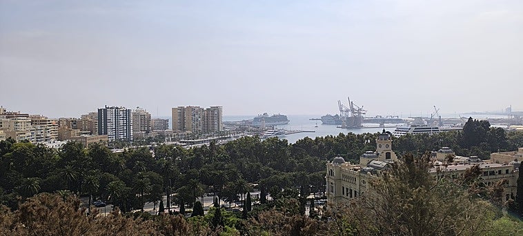 Con el terral los cielos de Málaga suelen estar claros, pero hoy han amanecido más oscuros por el humo procedente de Portugal