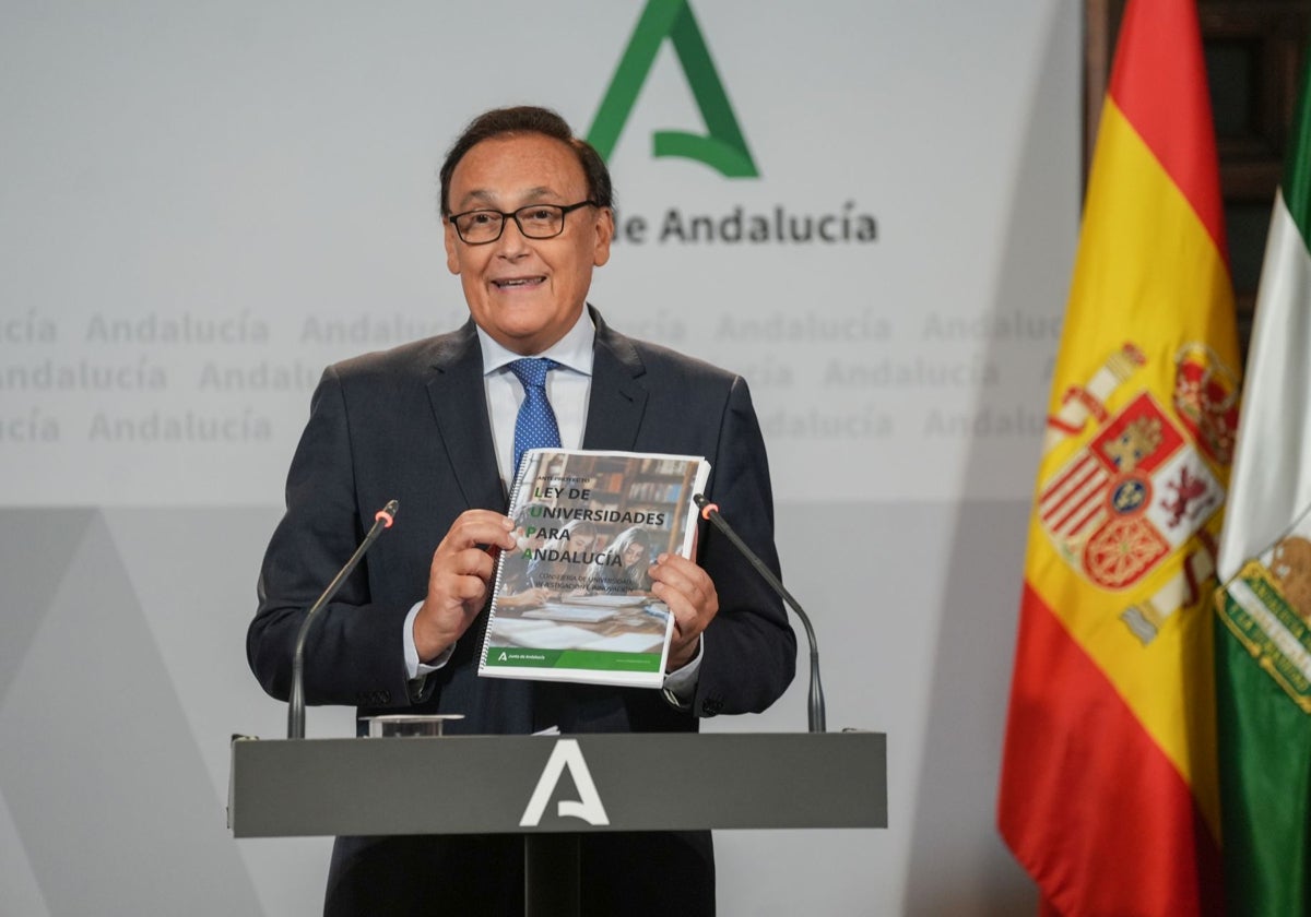 El consejero de Universidad, ayer tras el Consejo de Gobierno.