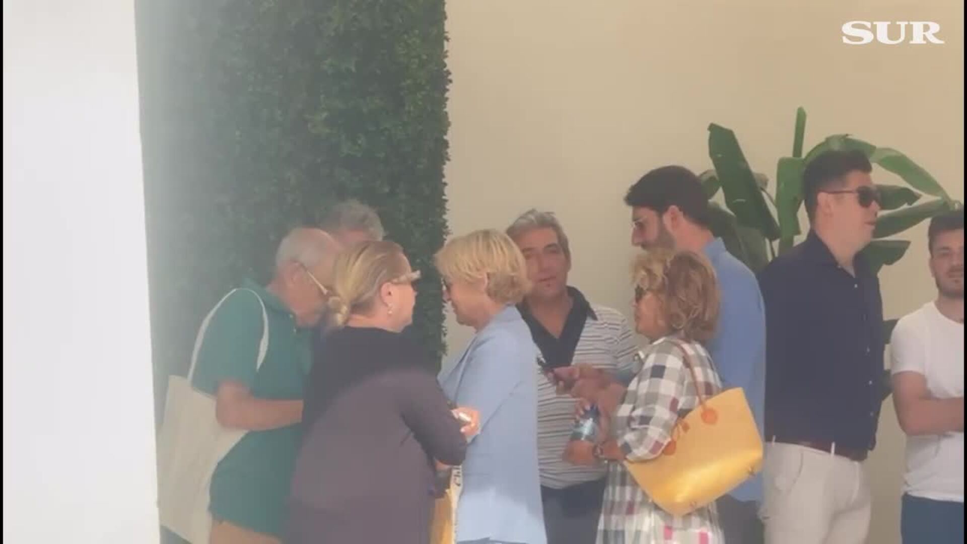 Familiares y amigos se acercan al velatorio de Julián Muñoz en el tanatorio de San Bernabé en Marbella