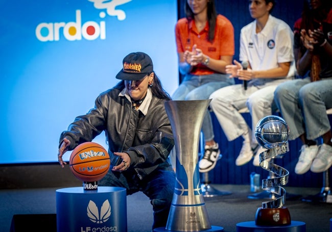 Marlena, con el balón, y los trofeos de las distintas competiciones.