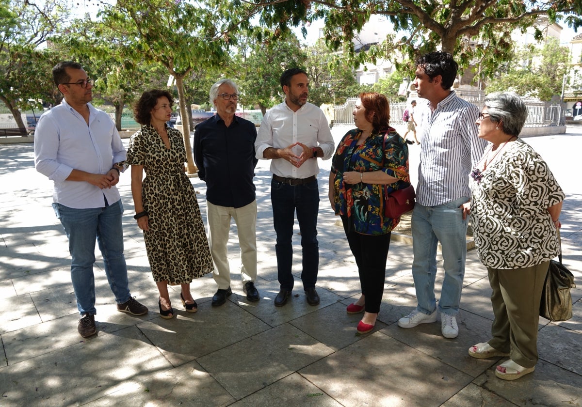 Dani Pérez junto a concejales y miembros socialistas.