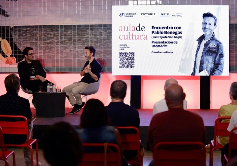 El guitarrista de La Oreja de Van Gogh presenta 'Memoria' en el Aula de Cultura de SUR, junto al periodista Alberto Gómez.