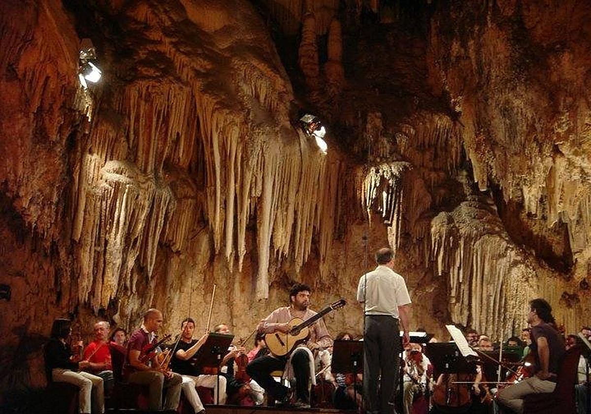 Vicente Coves junto a la Orquesta de RTVE en el 50 Festival de la Cueva de Nerja.