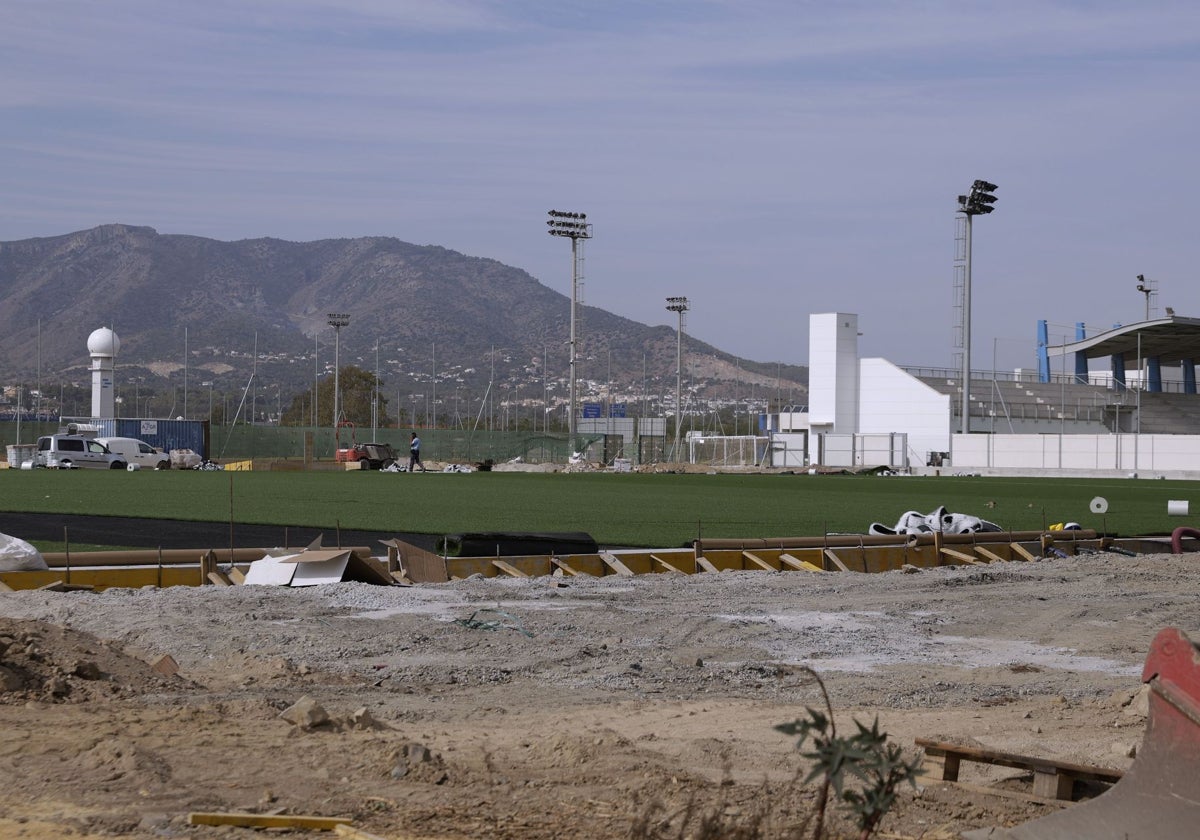 El primer campo de hierba artificial de La Academia del Málaga, a punto de utilizarlo ya sus canteranos.