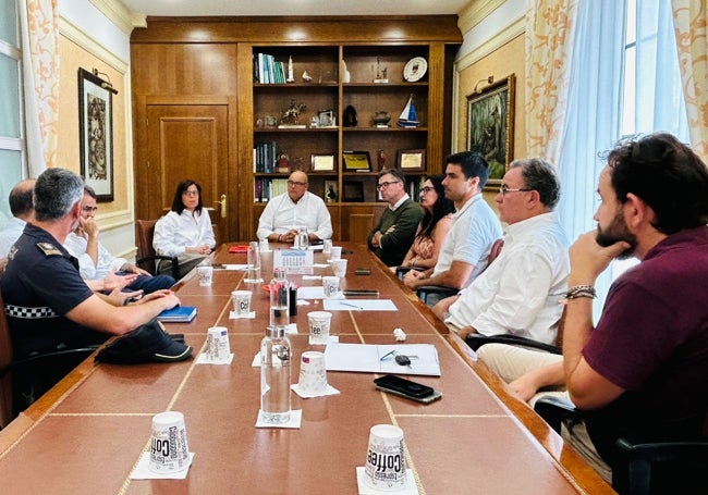 Imagen de la reunión de trabajo celebrada en el Ayuntamiento veleño este miércoles.