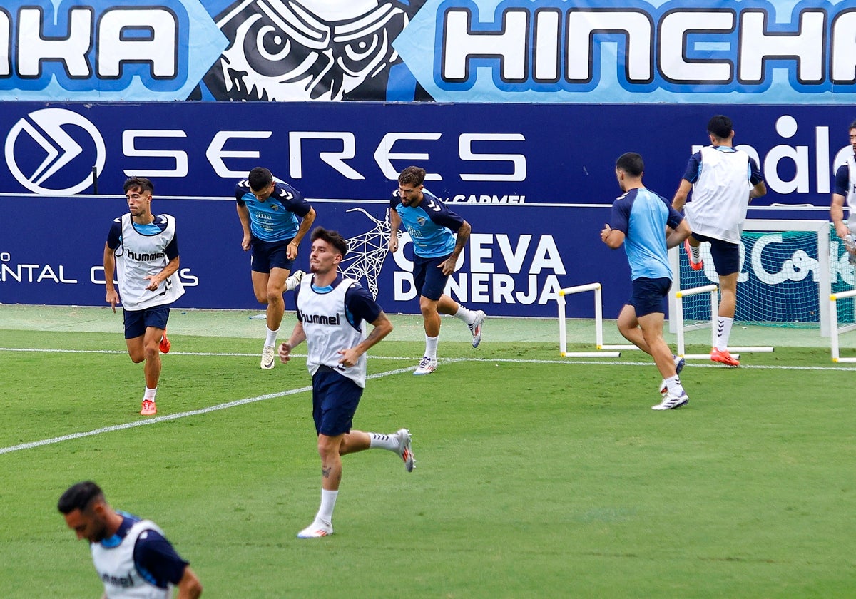 Los futbolistas del Málaga, en un entrenamiento reciente.