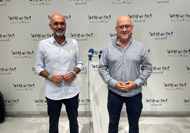 Los ediles Juan García y Jesús Carlos Pérez Atencia, en la presentación en Torre del Mar.