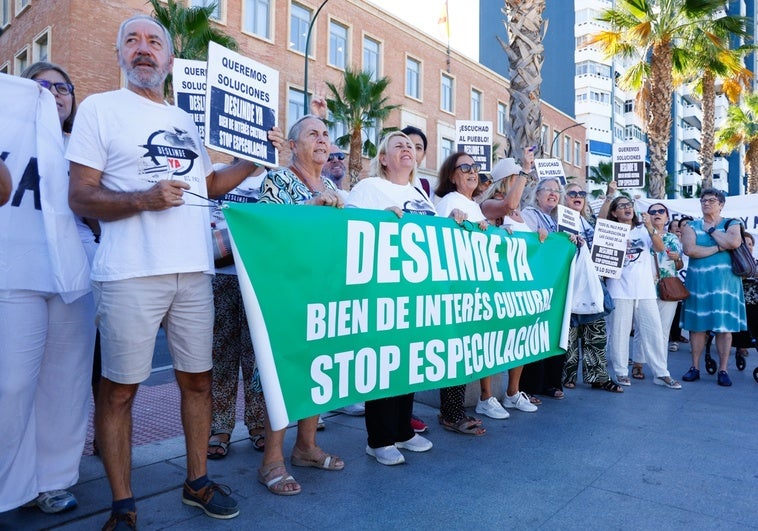 Protesta de los vecinos de El Palo ante la sede de Costas en Málaga.