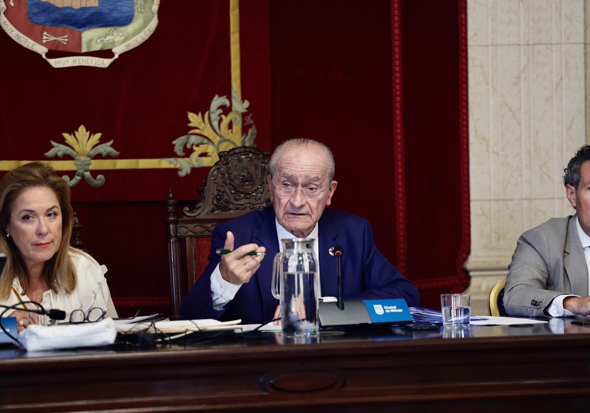 El alcalde, Paco de la Torre, durante el desarrollo del pleno de este jueves.