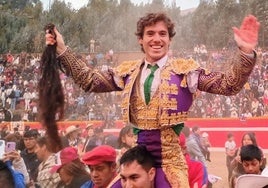 Salida a hombros del torero de Fuengirola tras su triunfo en Recuay.