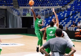 Perry lanza a canasta en el entrenamiento de este viernes.
