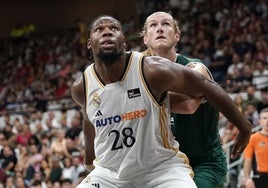 Yabusele y Osetkowski, en un partido entre el Madrid y el Unicaja la pasada temporada.