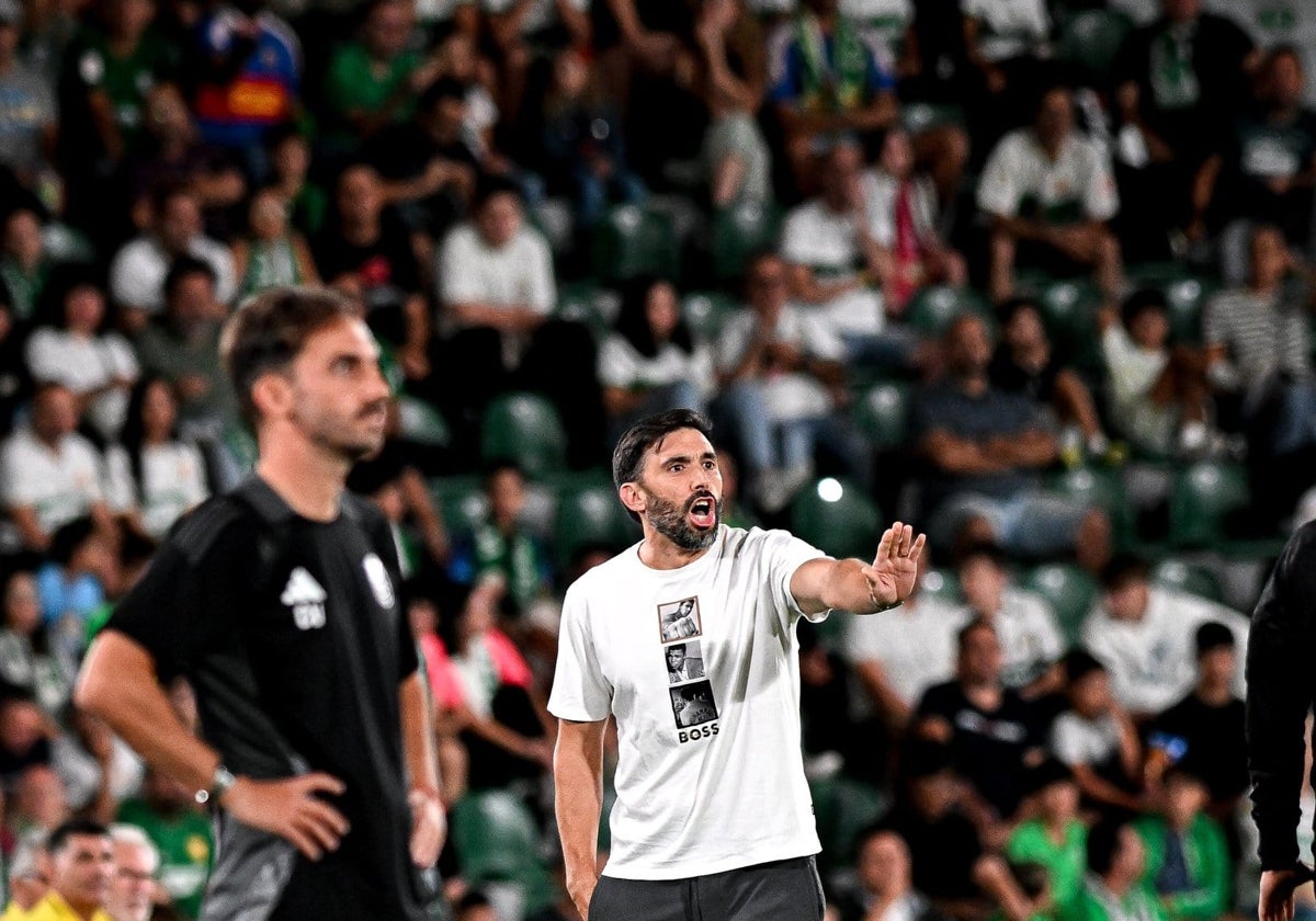 Eder Sarabia da instrucciones a sus futbolistas en el partido frente al Granada.