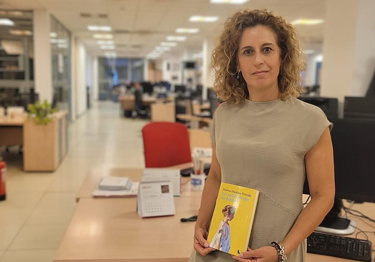 Marina Medina con su libro en la redacción de SUR