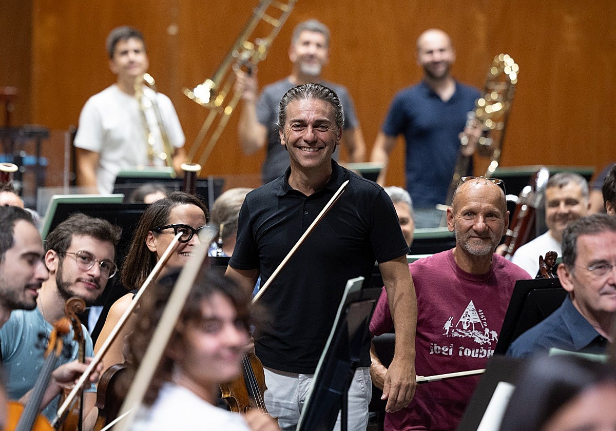 El director José María Moreno, junto a los músicos, en el ensayo general previo al concierto que abrió la temporada el pasado jueves.