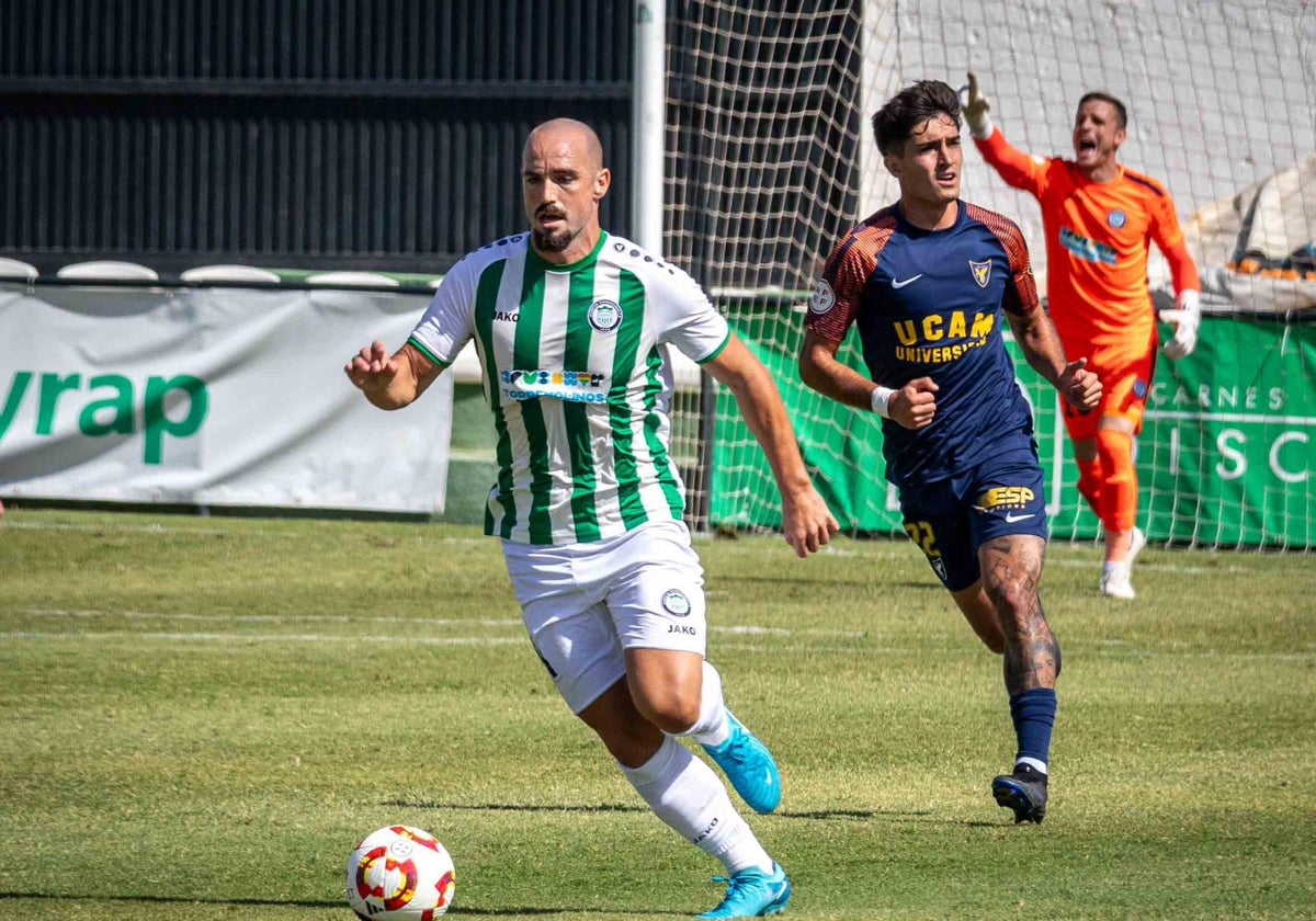 Javi Mérida, jugador del Torremolinos, en el partido frente al UCAM Murcia.