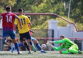 Juan Ramos, portero del Torre del Mar, detiene el disparo del rival.