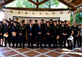 El alcalde y el concejal del área, con la Policía Local.