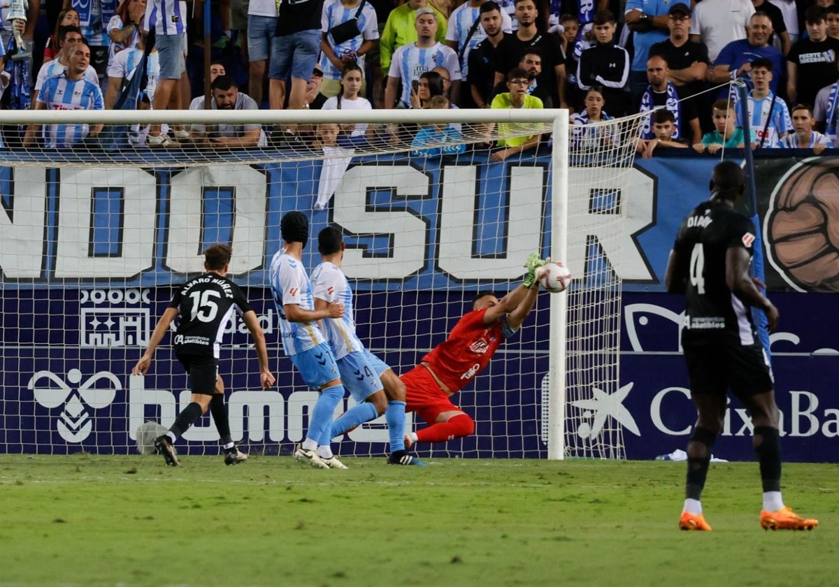 Herrero despeja el balón en una acción del partido del Málaga.