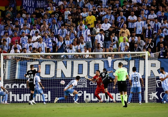 El primer gol del partido, en un testarazo de Agustín Álvarez entre los centrales y muy cerca de Alfonso Herrero.