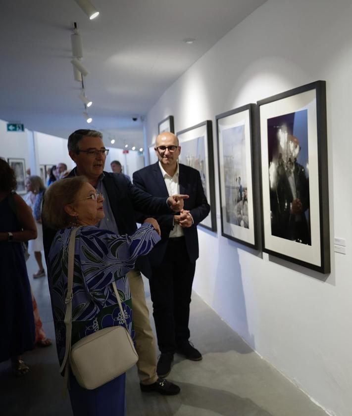 Imagen secundaria 2 - El periodista y escritor David Trueba charla de cine, literatura y la vida junto a Luis Alegre. . Lorenzo Oliván y Beatriz Russo. Cristina García Rodero, con Salado y López Mestanza.