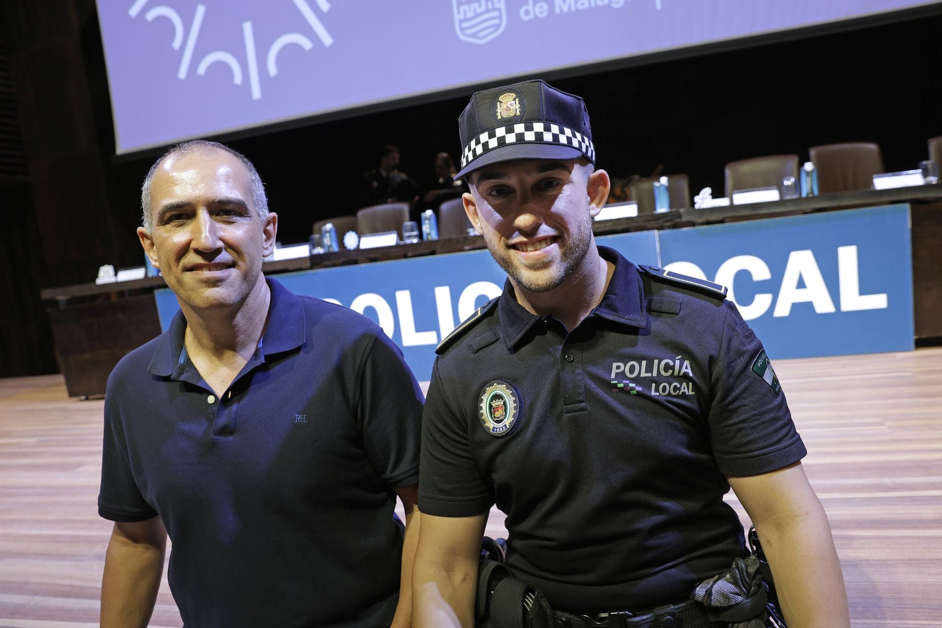 Rafael Sánchez, el policía más joven del Cuerpo, junto a su padre.