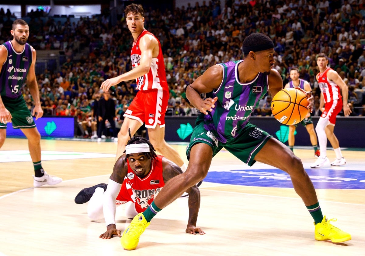 Iroegbu, en el suelo, observa a Taylor durante el Unicaja-Girona.