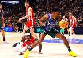 Iroegbu, en el suelo, observa a Taylor durante el Unicaja-Girona.