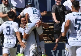 Los jugadores del Marbell celebran el tanto de Callejón.