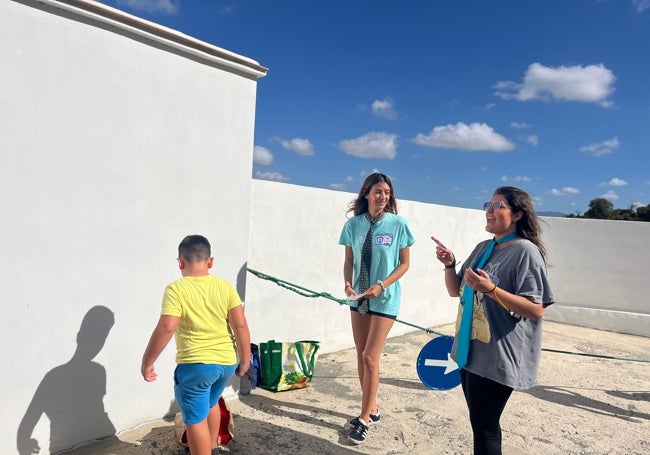 Algunas voluntarias en uno de los puntos de la gymkana.