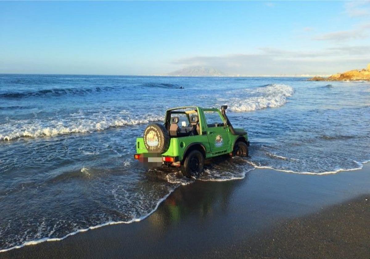 Se busca al conductor que aparcó su coche dentro del mar en el Peñón del Cuervo