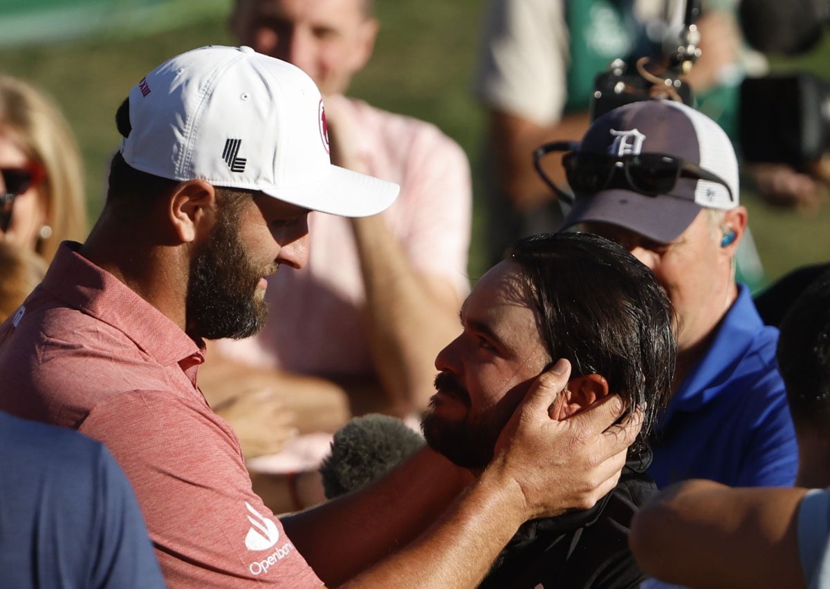 Imagen secundaria 1 - Hidalgo se abraza a su madre tras la victoria; debajo, felicitado por Rahm, subcampeón, y su gesto de emoción nada más embocar el 'putt' ganador.