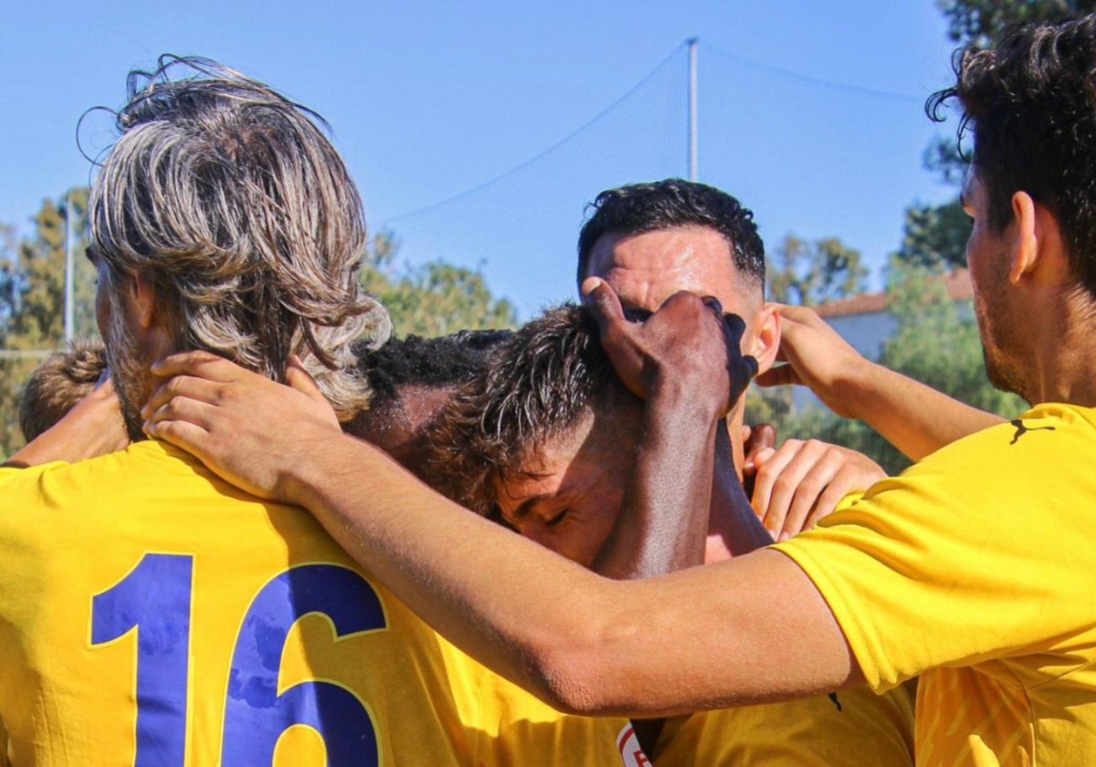 El Marbellí festeja uno de los goles del encuentro.