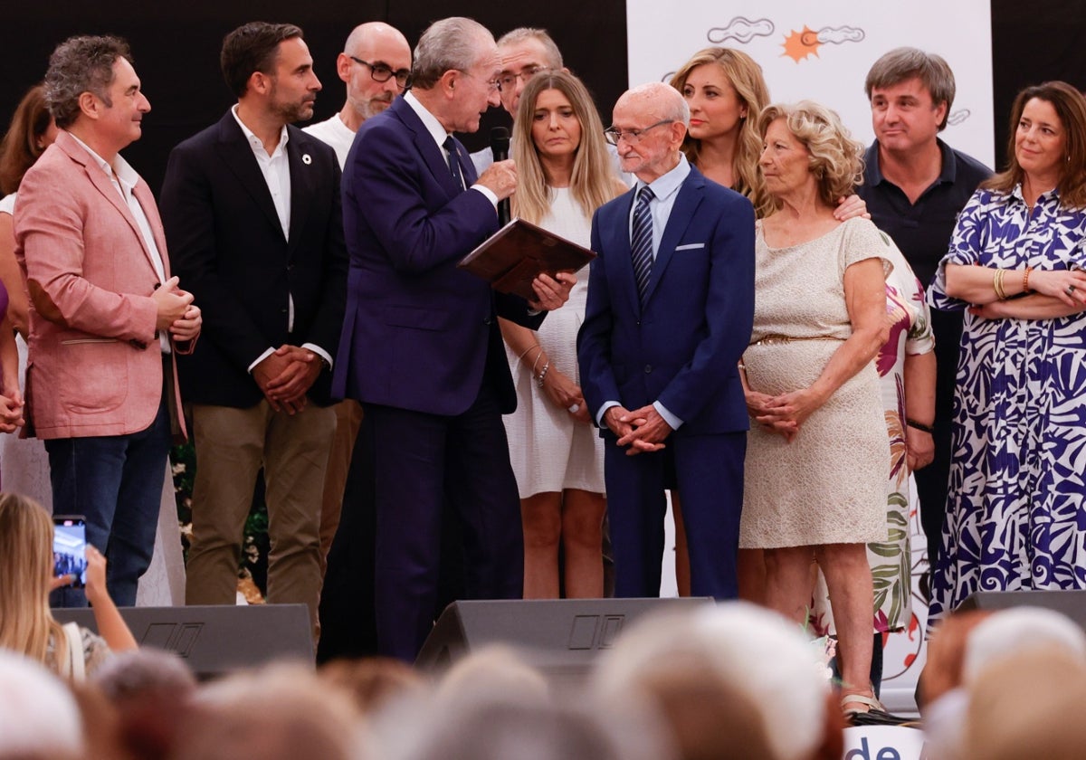 Pepe Cabeza recibió la placa conmemorativa de manos del alcalde, Francisco de la Torre