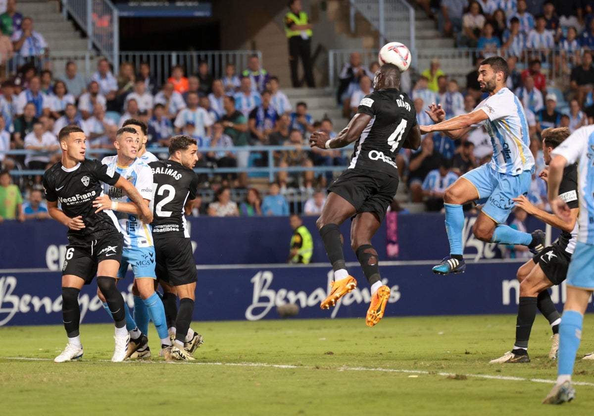 Diaby se adelanta a Galilea por alto en una acción del primer tiempo del duelo del sábado.