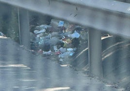 Vista de la basura acumulada tomada desde un coche en Valle Inclán.