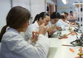 Alumnas en una clase práctica de Formación Profesional Dual.