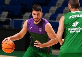 Jonathan Barreiro encara a Kravish en el entrenamiento de esrte lunes.