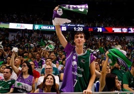 Un aficionado celebra una canasta durante el partido contra el Girona.