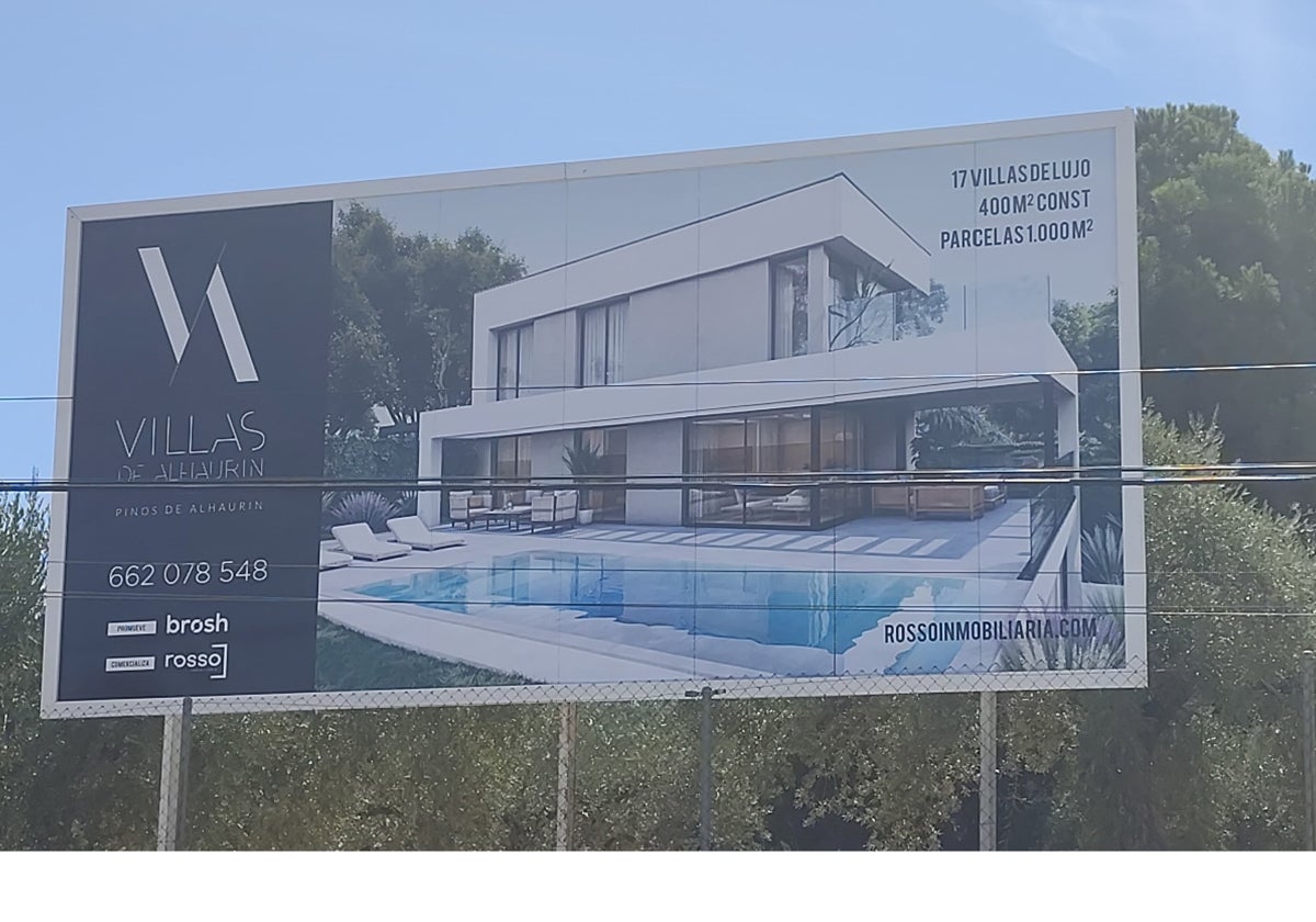 Cartel anunciador de la promoción de las nuevas villas en Alhaurín de la Torre.