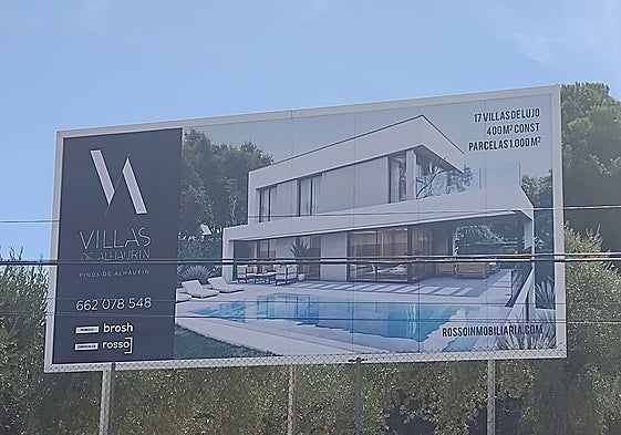 Cartel anunciador de la promoción de las nuevas villas en Alhaurín de la Torre.